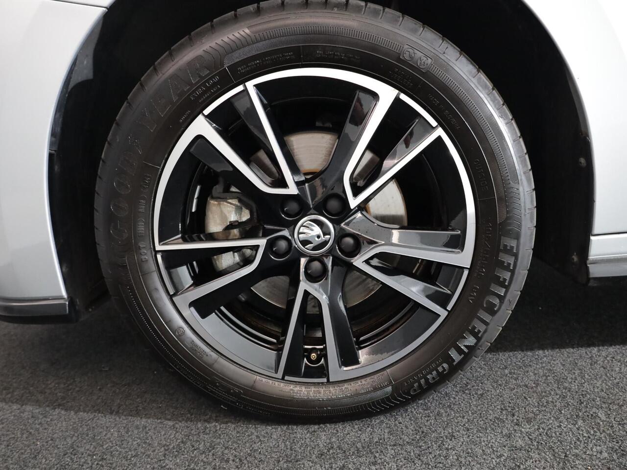 Skoda FABIA 1.0 TSI Monte Carlo 115 pk Automaat (DSG) | Panoramadak| Verlengde garantie | Navigatie via App | Parkeersensoren | Achteruitrijcamera | Stoelverwarming |