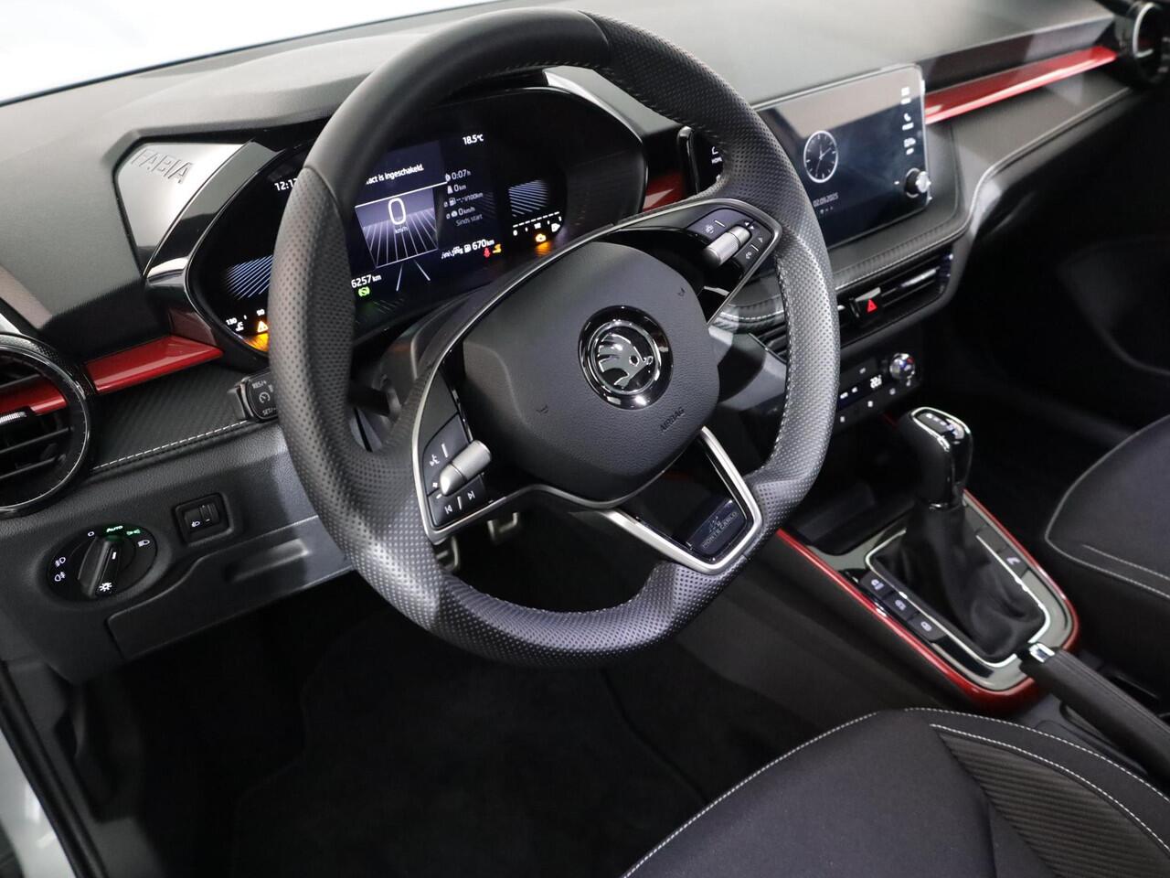 Skoda FABIA 1.0 TSI Monte Carlo 115 pk Automaat (DSG) | Panoramadak| Verlengde garantie | Navigatie via App | Parkeersensoren | Achteruitrijcamera | Stoelverwarming |