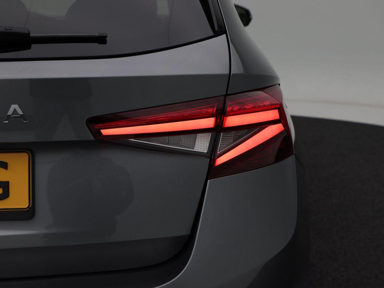 Skoda FABIA 1.0 TSi 115 Pk Automaat Selection | Virtual Cockpit | Stoel- & Stuurverwarming | Keyless | CarPlay | Sensoren Achter | LED | 15 Inch | 43.082 Km!!
