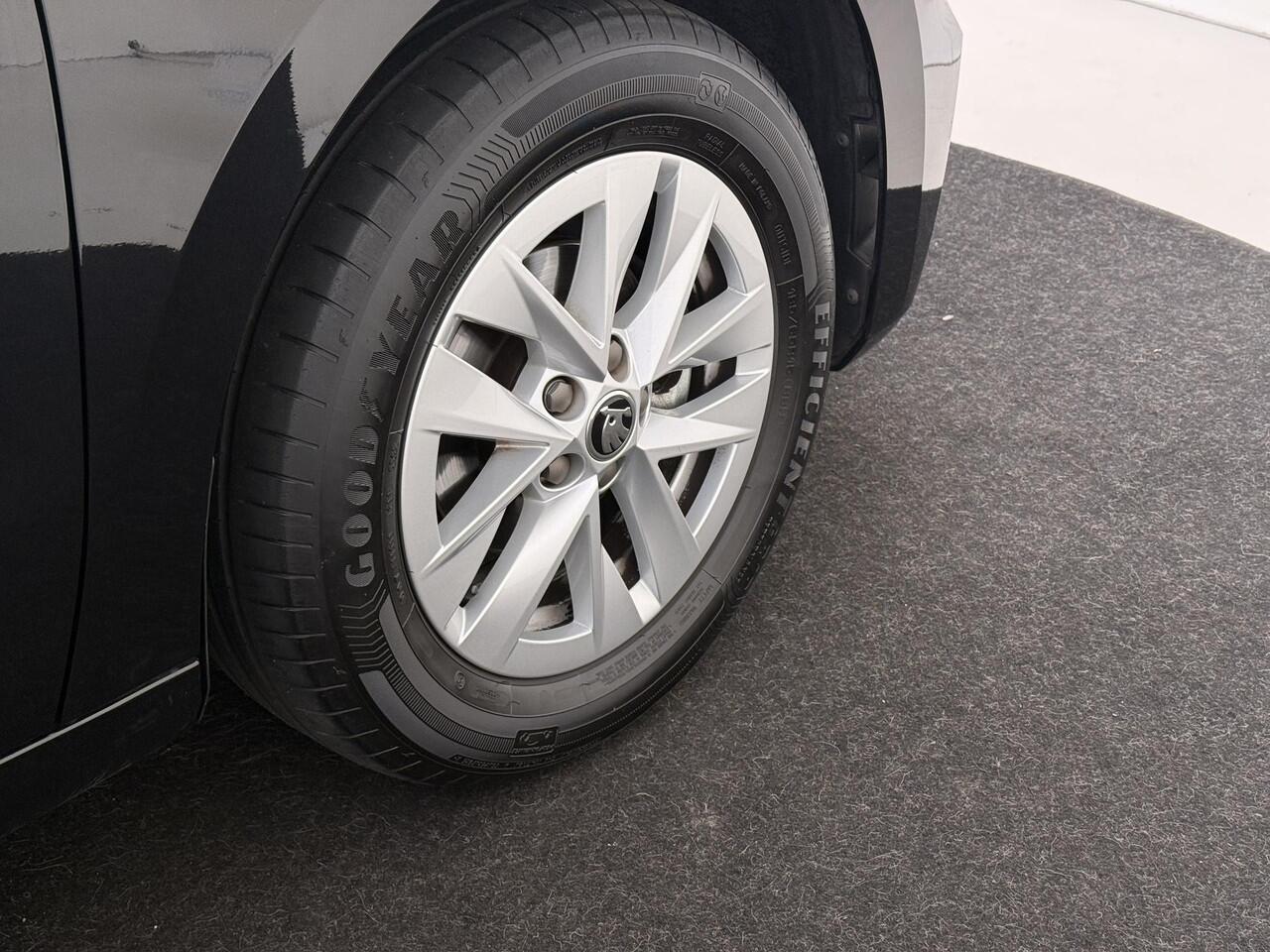 Skoda FABIA 1.0 TSI Ambition | Parkeersensoren achter | Cruise control | CarPlay | Lane assist | Airco |