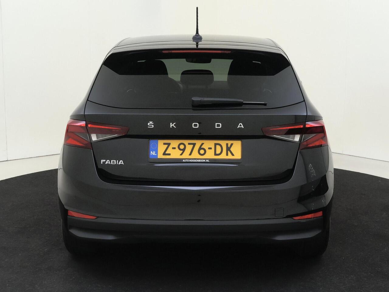 Skoda FABIA 1.0 TSI Ambition | Parkeersensoren achter | Cruise control | CarPlay | Lane assist | Airco |