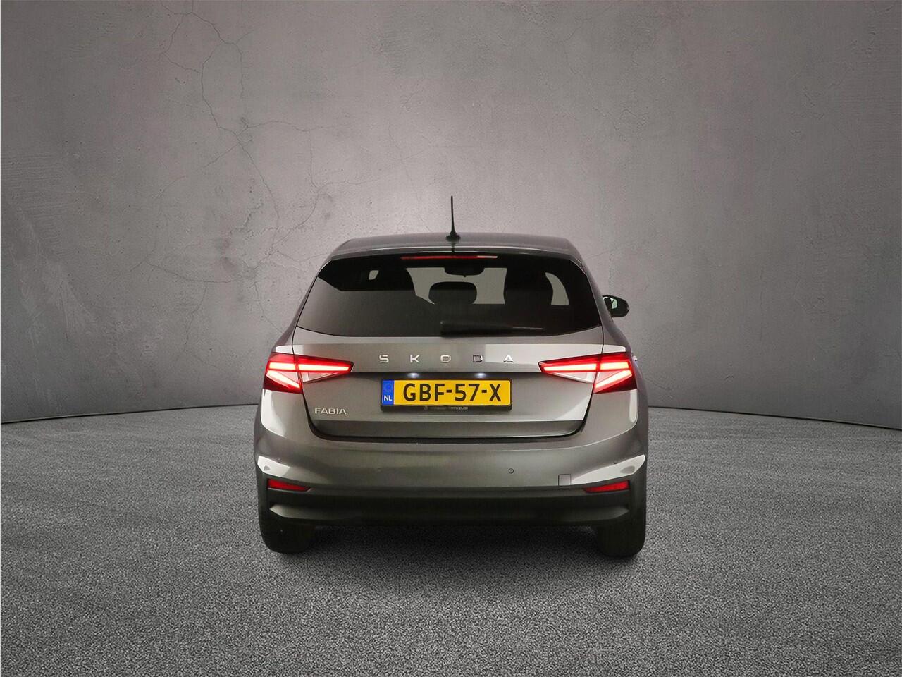 Skoda FABIA Selection 1.0 TSI 95pk Cruise control, App connect, LED koplampen, Parkeersensor achter, Airco, DAB, Radio, Bluetooth