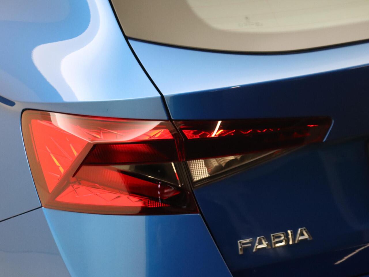 Skoda FABIA 1.0 TSI Ambition | CarPlay | Cruise control | Parkeersensoren achter | Airco | Lane- en frontassist | Bluetooth |