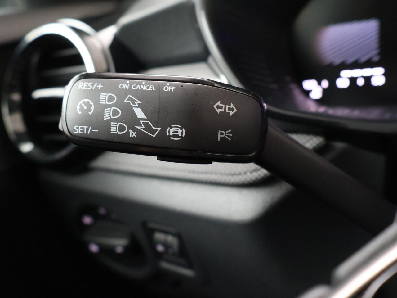 Skoda FABIA Selection 1.0 TSI 95 pk 17" All-season | Apple CarPlay / Android Auto | Parkeersensoren | Cruise control | Getint glas |