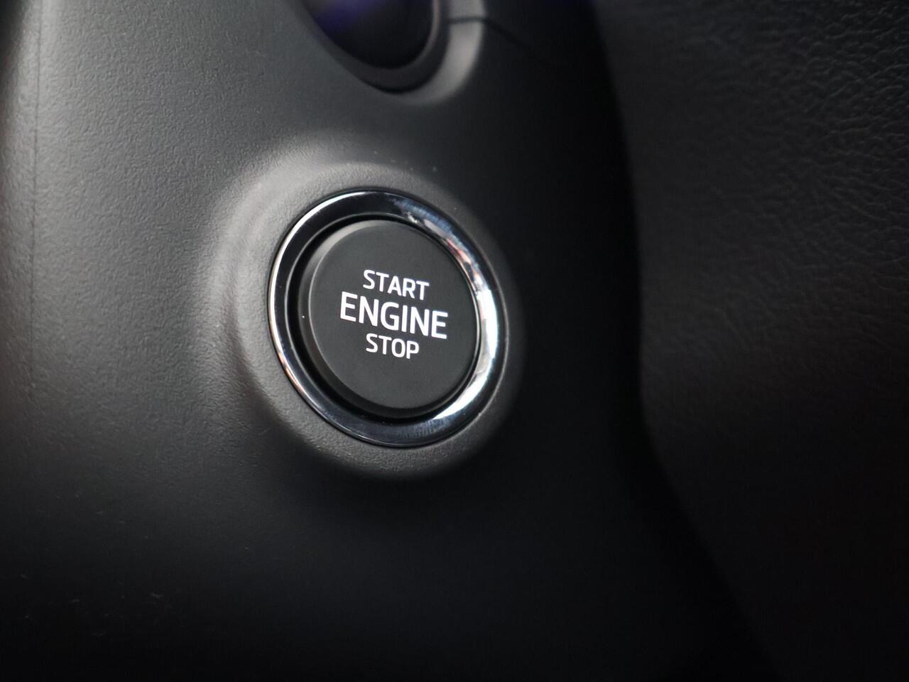 Skoda FABIA Selection 1.0 TSI 95 pk 17" All-season | Apple CarPlay / Android Auto | Parkeersensoren | Cruise control | Getint glas |