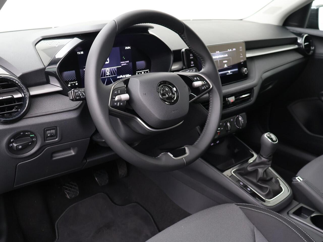 Skoda FABIA Selection 1.0 TSI 95 pk 17" All-season | Apple CarPlay / Android Auto | Parkeersensoren | Cruise control | Getint glas |