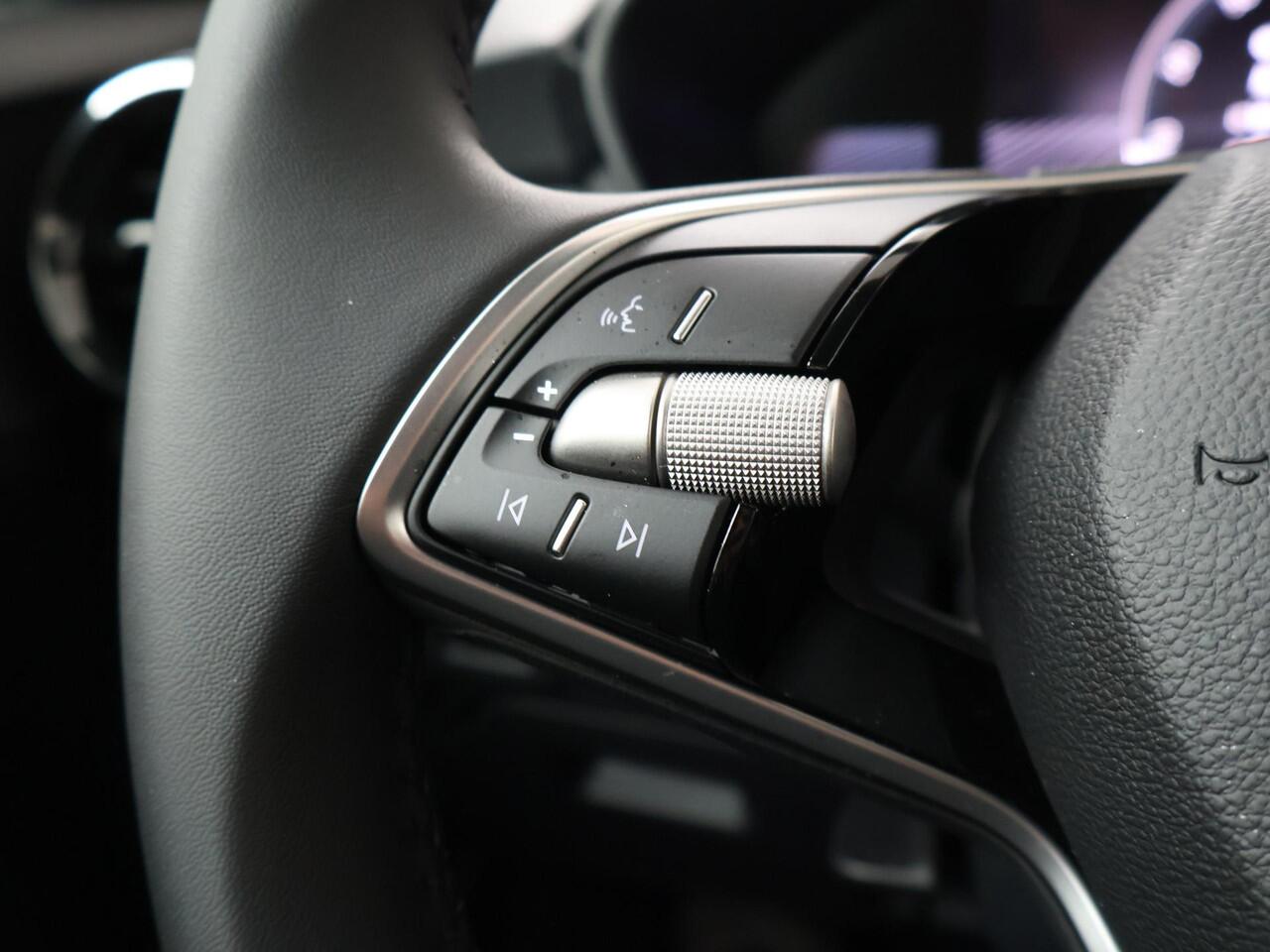 Skoda FABIA Selection 1.0 TSI 95 pk 17" All-season | Apple CarPlay / Android Auto | Parkeersensoren | Cruise control | Getint glas |