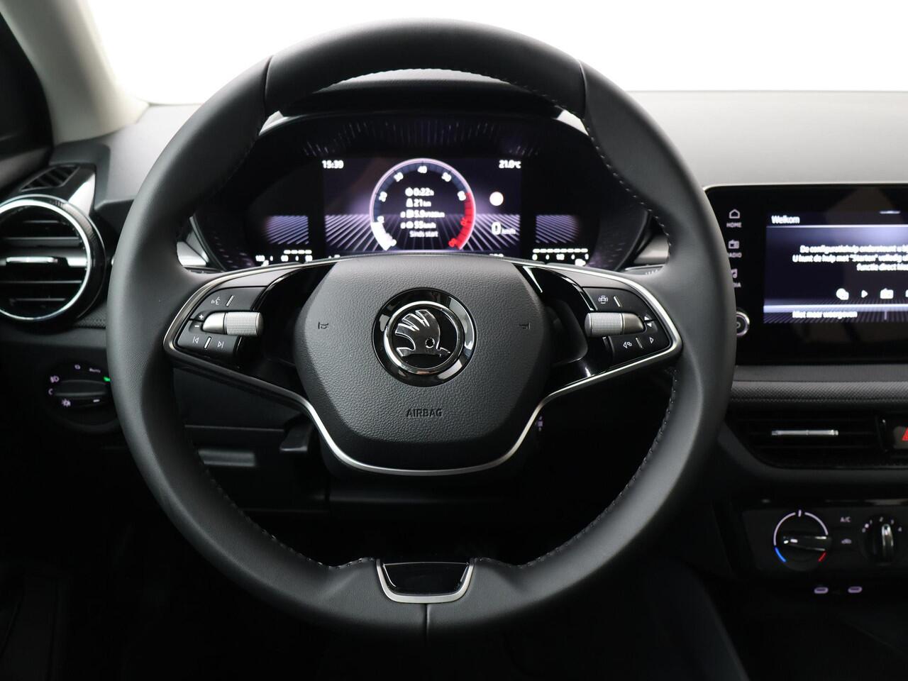 Skoda FABIA Selection 1.0 TSI 95 pk 17" All-season | Apple CarPlay / Android Auto | Parkeersensoren | Cruise control | Getint glas |