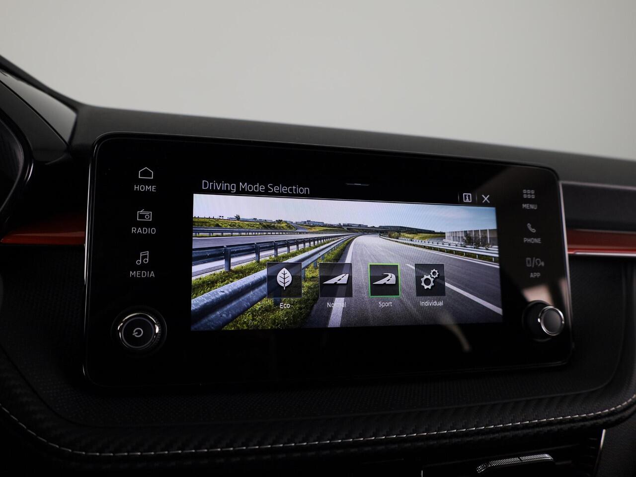 Skoda FABIA Monte Carlo 1.0 TSI 115 pk 7 versn. DSG | Travel Assist Plus | Verwarmbare stoelen voor | Zwart dak | 17 inch lichtmetalen velgen