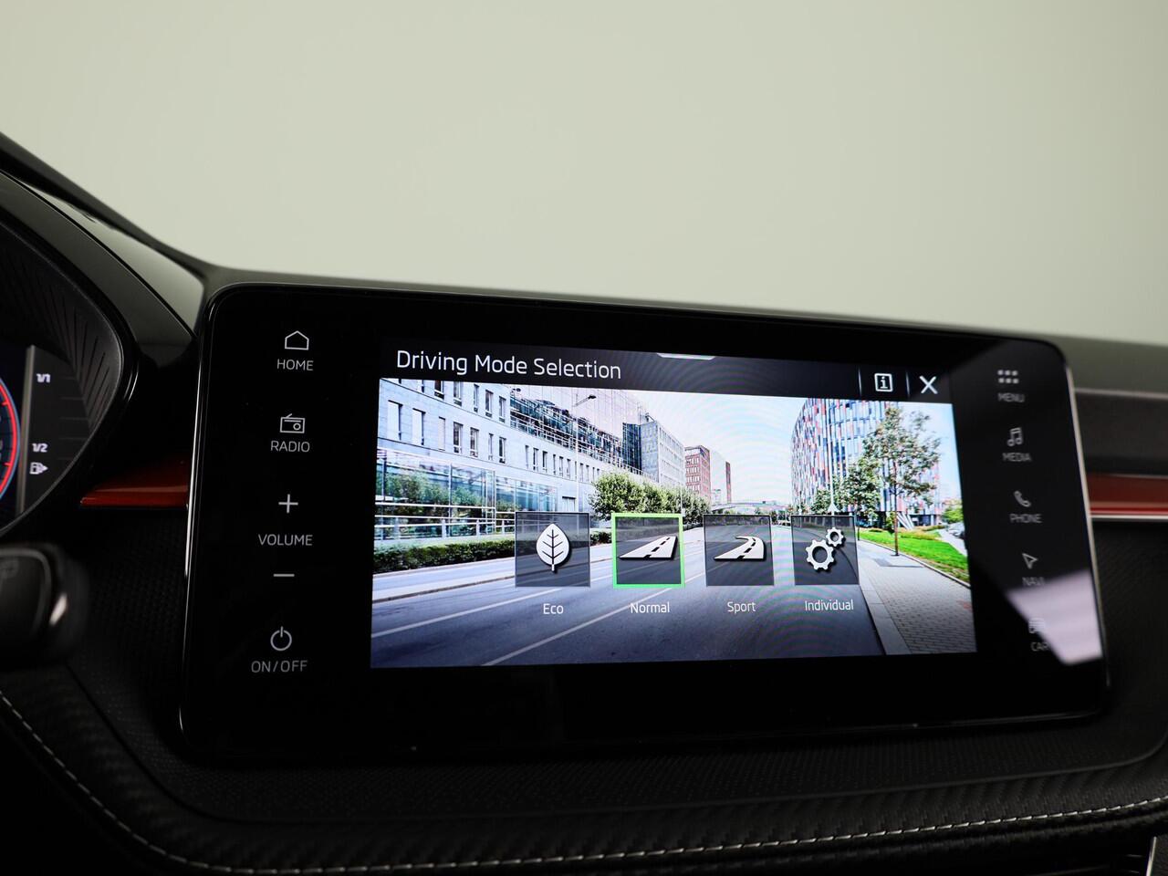 Skoda FABIA Monte Carlo 1.0 TSI 115 pk 7 versn. DSG | Navigatie pakket | Travel assist | Licht en Zicht plus | Verwarmbare voorstoelen