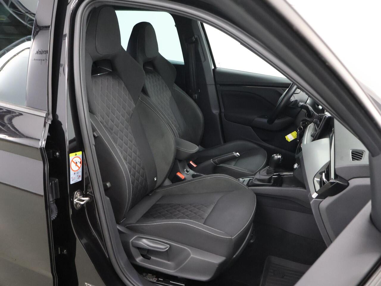 Skoda Kamiq 1.0 TSI Sport Business | Trekhaak | Climate Control | Stoelverwarming | Cruise Control | Apple Carplay/Android Auto |