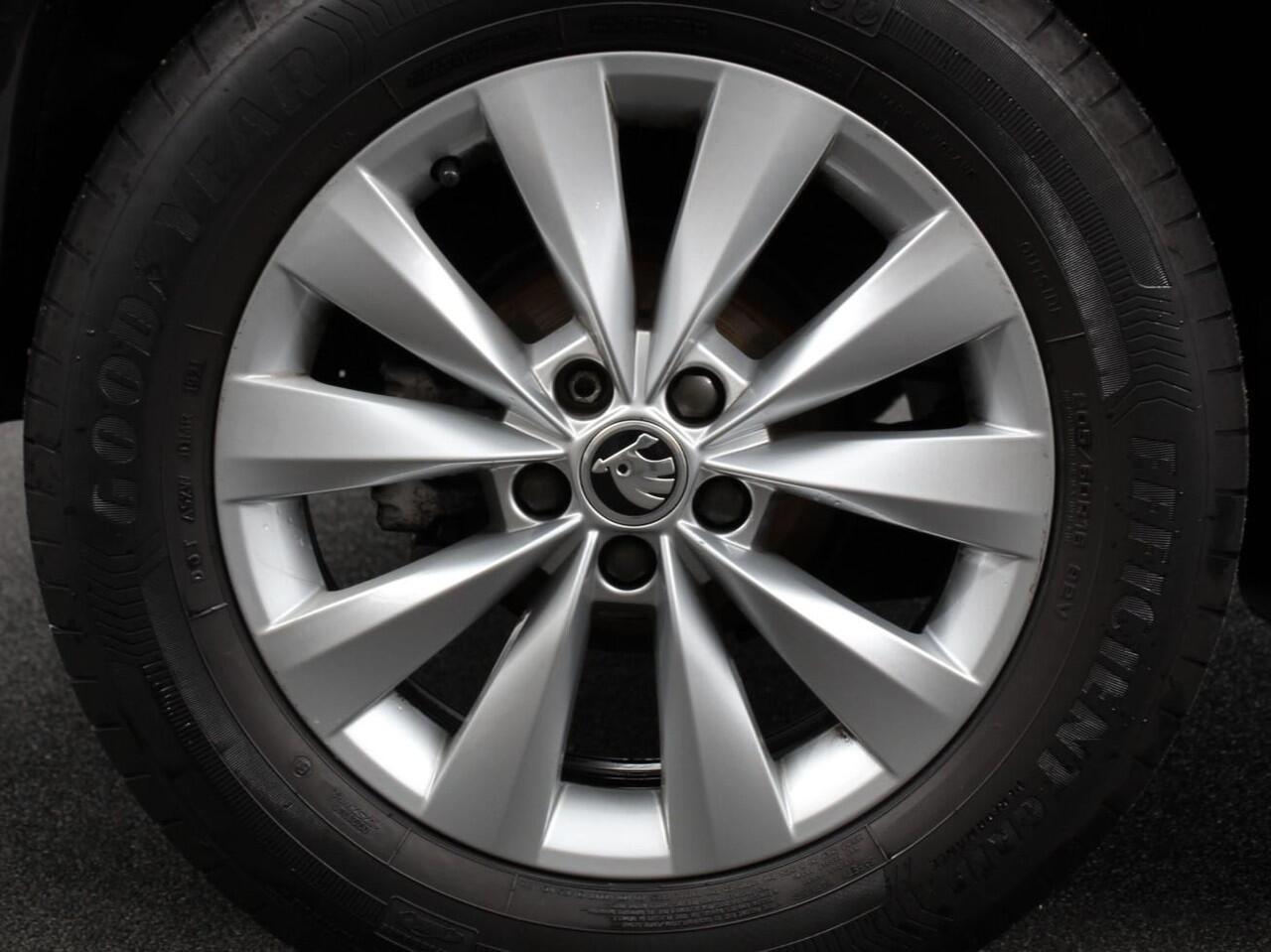 Skoda Kamiq 1.0 TSI 110pk DSG Tour de France Navigatie Apple Carplay/Android Auto Cimate Control Camera Parkeer sensoren Led Adaptive Cruise Control