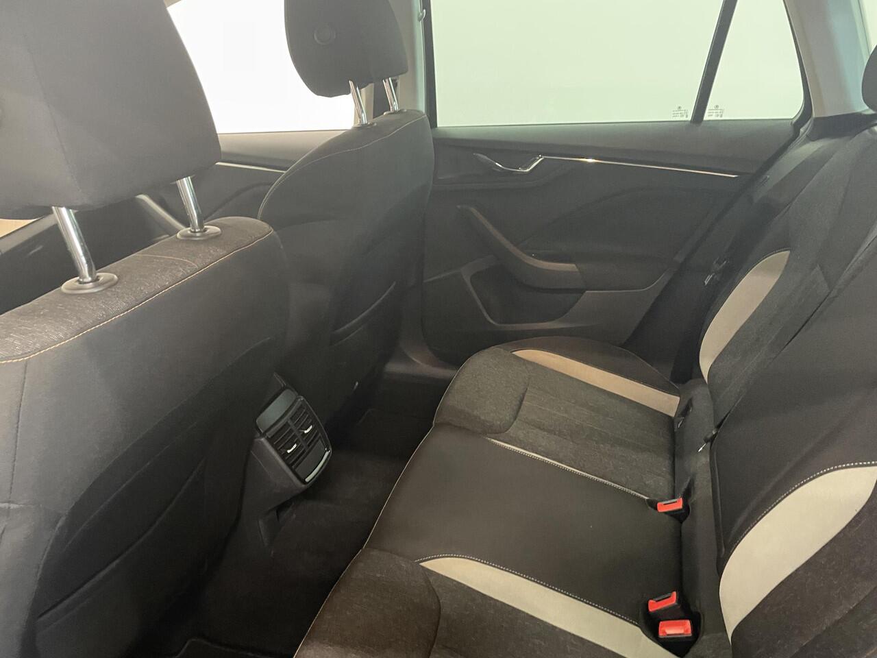 Skoda Kamiq 1.0 TSI 110pk DSG Style Apple Carplay/Android Auto Climate Control Elektrisch bedienbare kofferbak Dab Extra Getint Glas