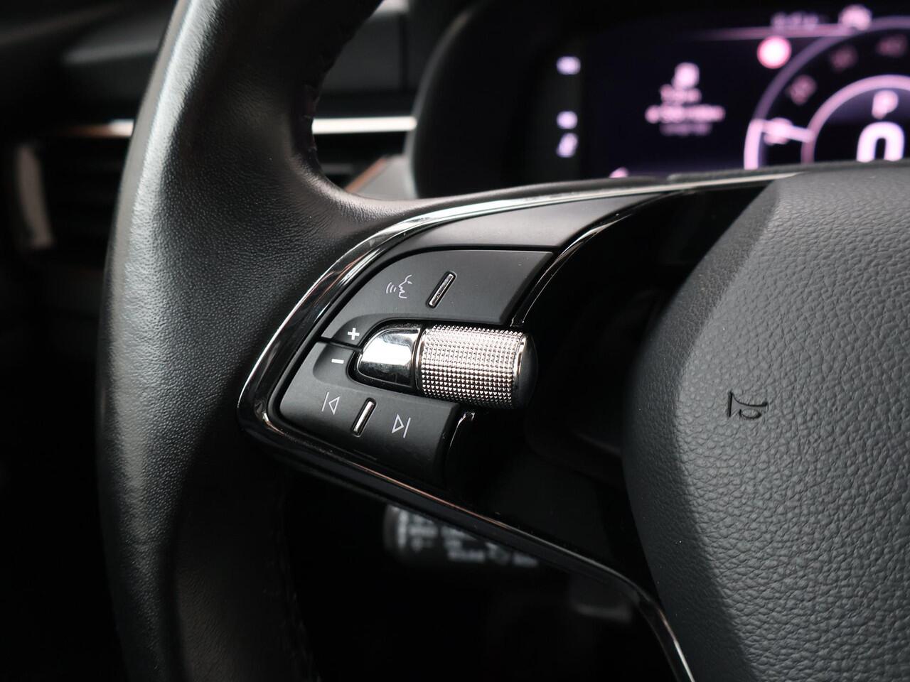 Skoda Kamiq 1.0 TSI Business Edition | 110 PK | Automaat | Multifunctioneel stuurwiel | Stoelverwarming | Parkeersensoren | Inklapbare trekhaak |