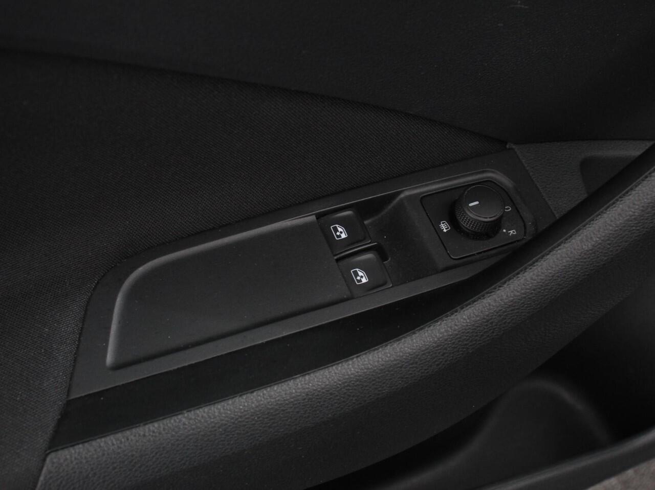 Skoda Kamiq 1.0 TSI Automaat Ambition Navigatie Apple Carplay / Android Auto Adaptive Cruise Control Lane Assist Parkeersensoren Achter DAB