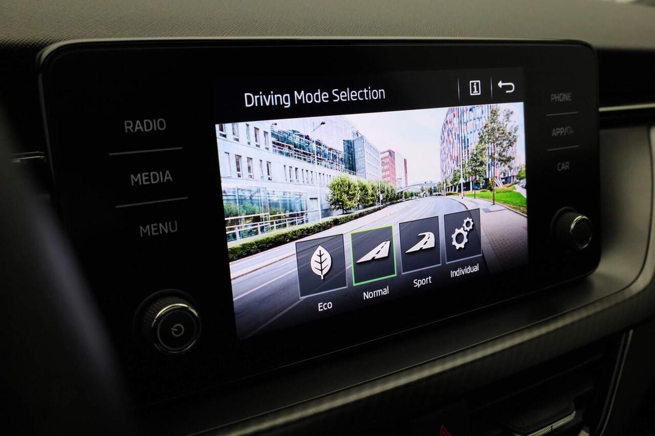 Skoda Kamiq 1.0 TSI 110 pk DSG DSG Monte Carlo | Panoramadak | Achteruitrijcamera | Stoelverwarming | Virtual Cockpit