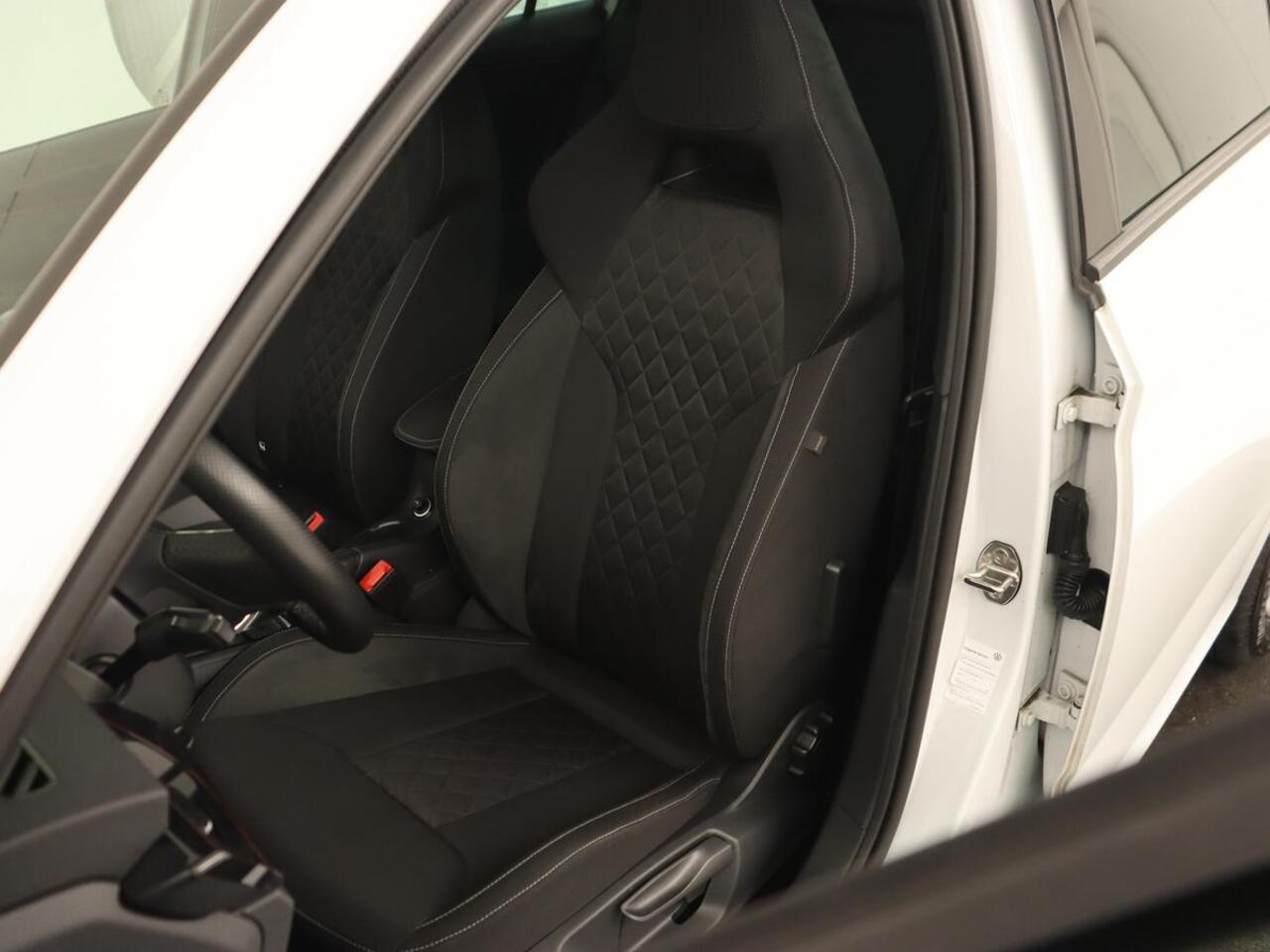 Skoda Kamiq 1.0 TSI Sport | Carplay | Climate control | Parkeerhulp | Cruise control | Full LED | DAB | Sportstoelen | Bluetooth | Sportstuur