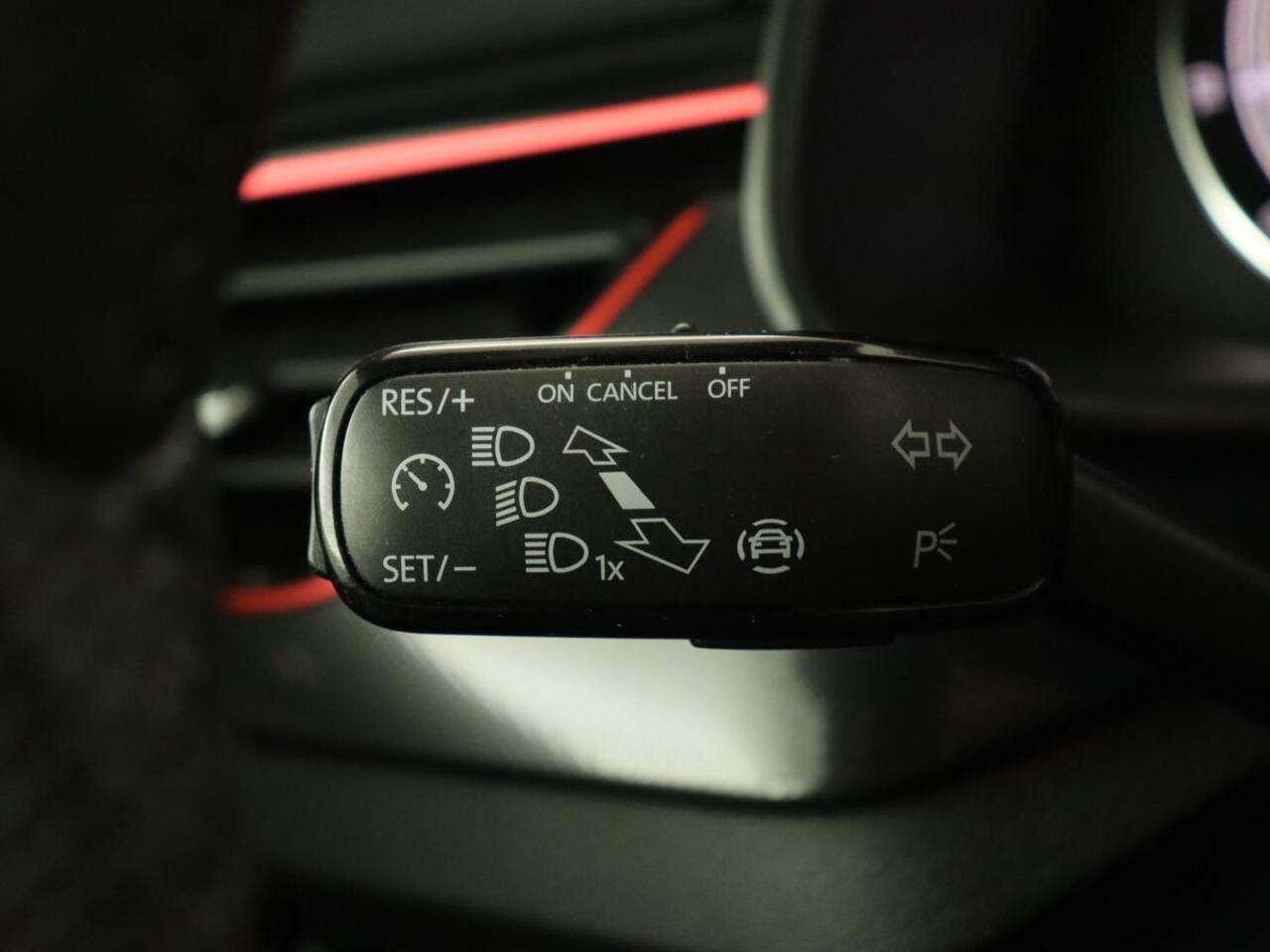 Skoda Kamiq 1.0 TSI Sport | Carplay | Climate control | Parkeerhulp | Cruise control | Full LED | DAB | Sportstoelen | Bluetooth | Sportstuur