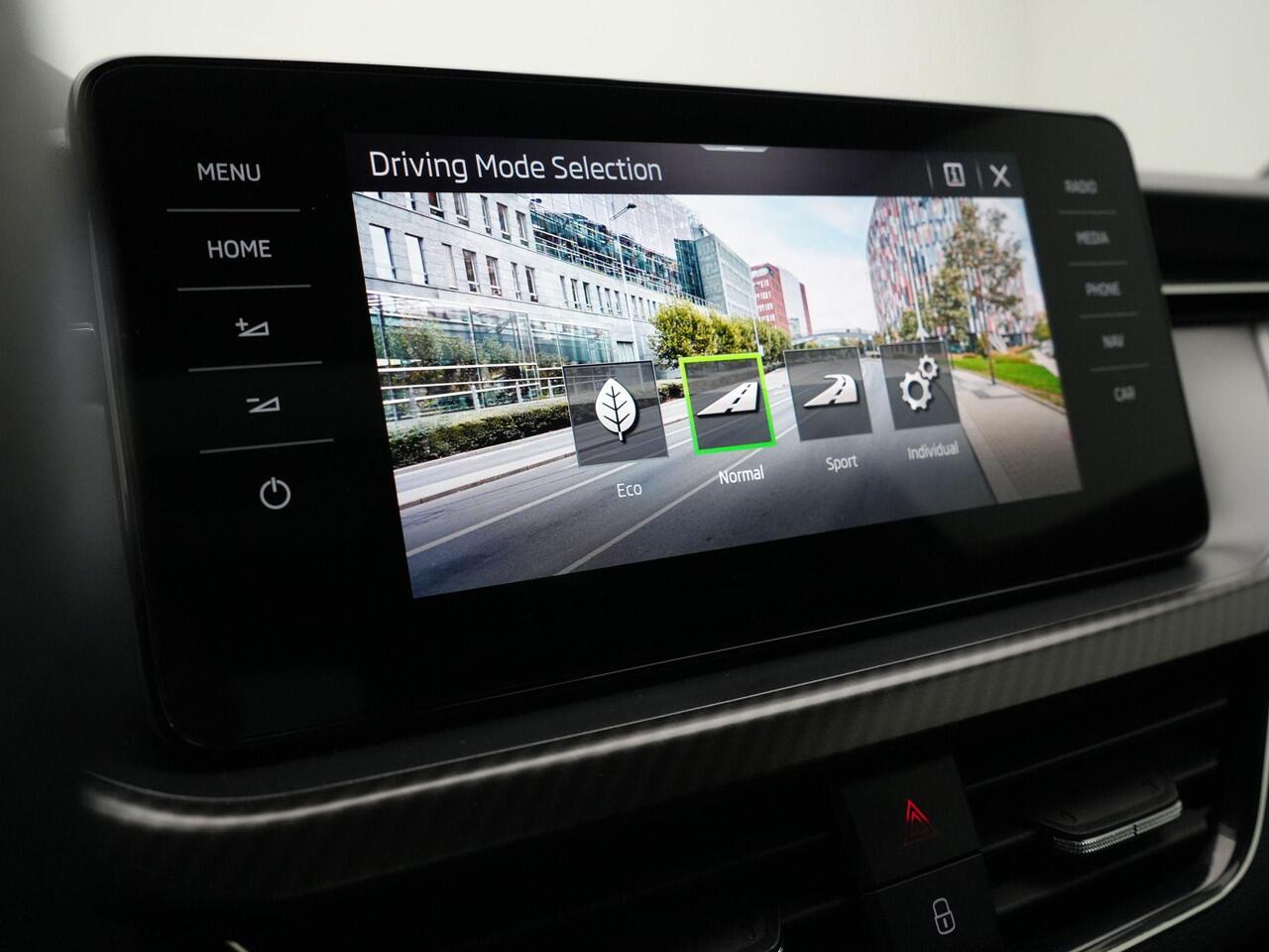 Skoda Kamiq 1.0 TSI 110 pk Monte Carlo | Panoramadak | Full LED koplampen | Achteruitrijcamera | Keyless | 18 inch