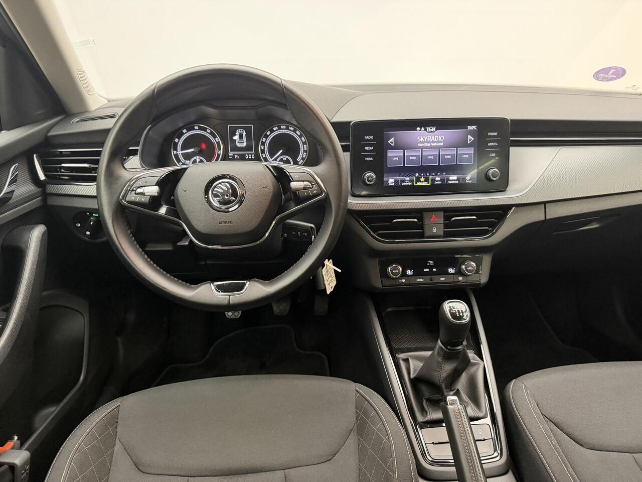 Skoda Kamiq 1.0 TSI Ambition 17'' lm velgen | All weather banden | Clima | Carplay | Parksensor achter | NL auto