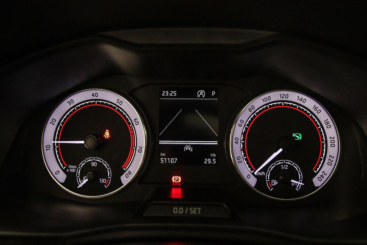 Skoda Kamiq Monte Carlo 1.0 TSI 110pk DSG Automaat Panoramadak, Achteruitrijcamera, Cruise control, Verwarmde voorruit, LED koplampen, Stoelverwarming, Parkeersensoren