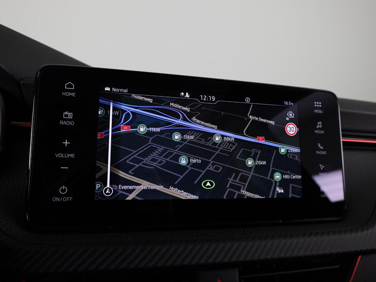 Skoda Kamiq Monte Carlo 1.0 TSI 115 pk 7 versn. DSG | 18 inch | Blind Spot | Navigatie | Adaptive Cruise | Panoramadak | Stoelverwarming |