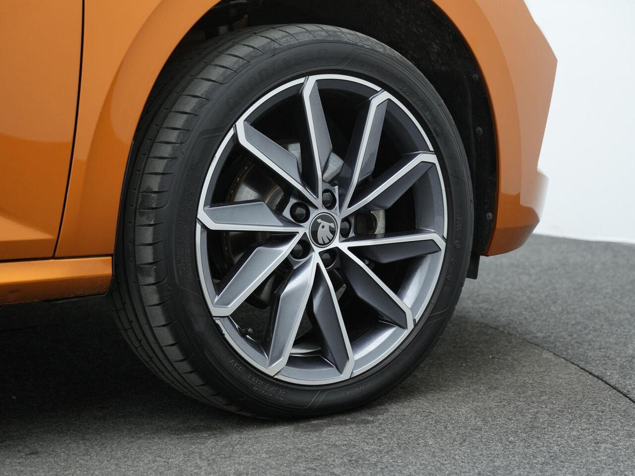 Skoda Kamiq 1.5 TSI 150 pk DSG ACT Sport Business | Adaptief onderstel | Alcantara | Achteruitrijcamera | Stoelverwarming