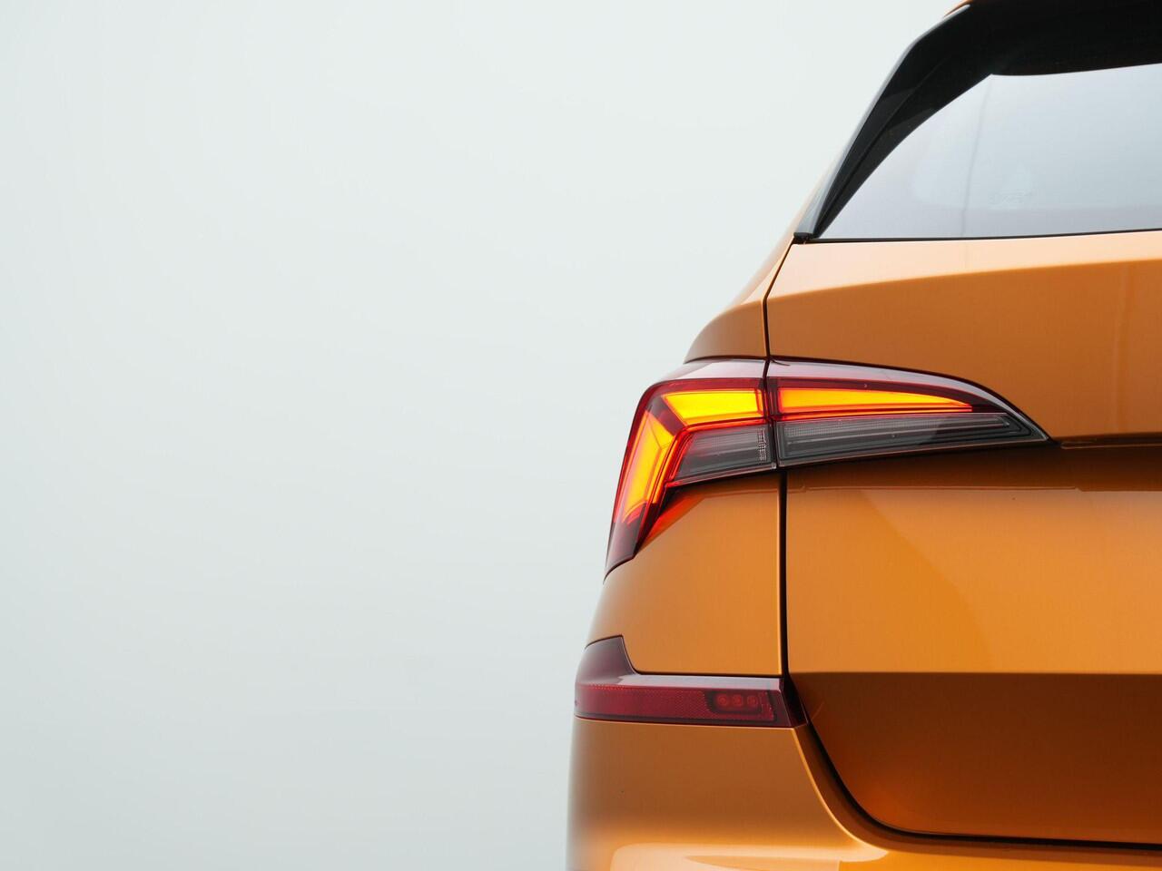 Skoda Kamiq 1.5 TSI 150 pk DSG ACT Sport Business | Adaptief onderstel | Alcantara | Achteruitrijcamera | Stoelverwarming