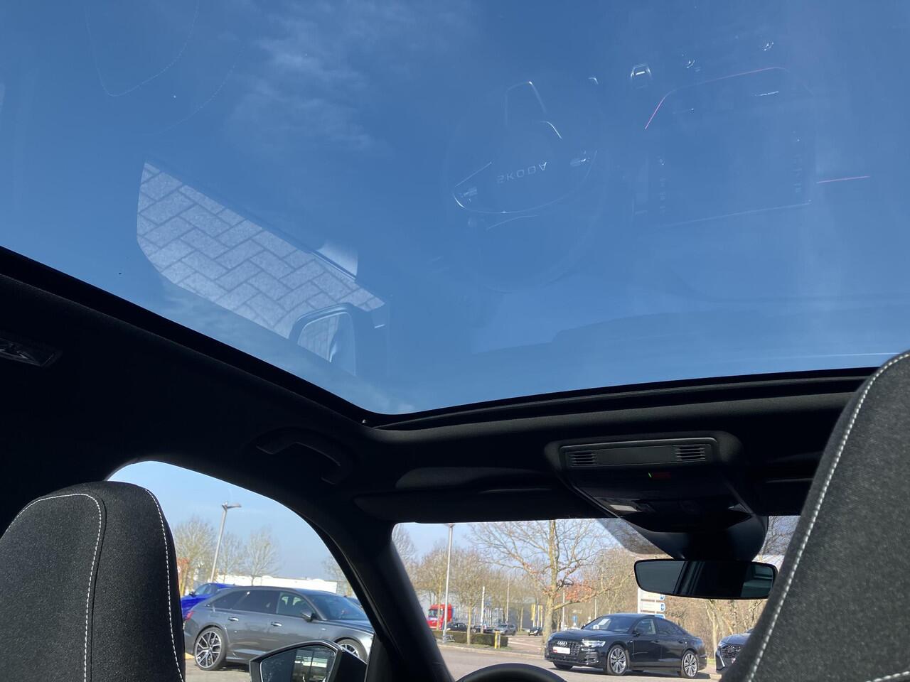 Skoda Kamiq Monte Carlo 1.0 TSI 115 PK | Winterpakket | 18" Lichtmetalen velgen | Adaptieve cruise control | Zwart dak |