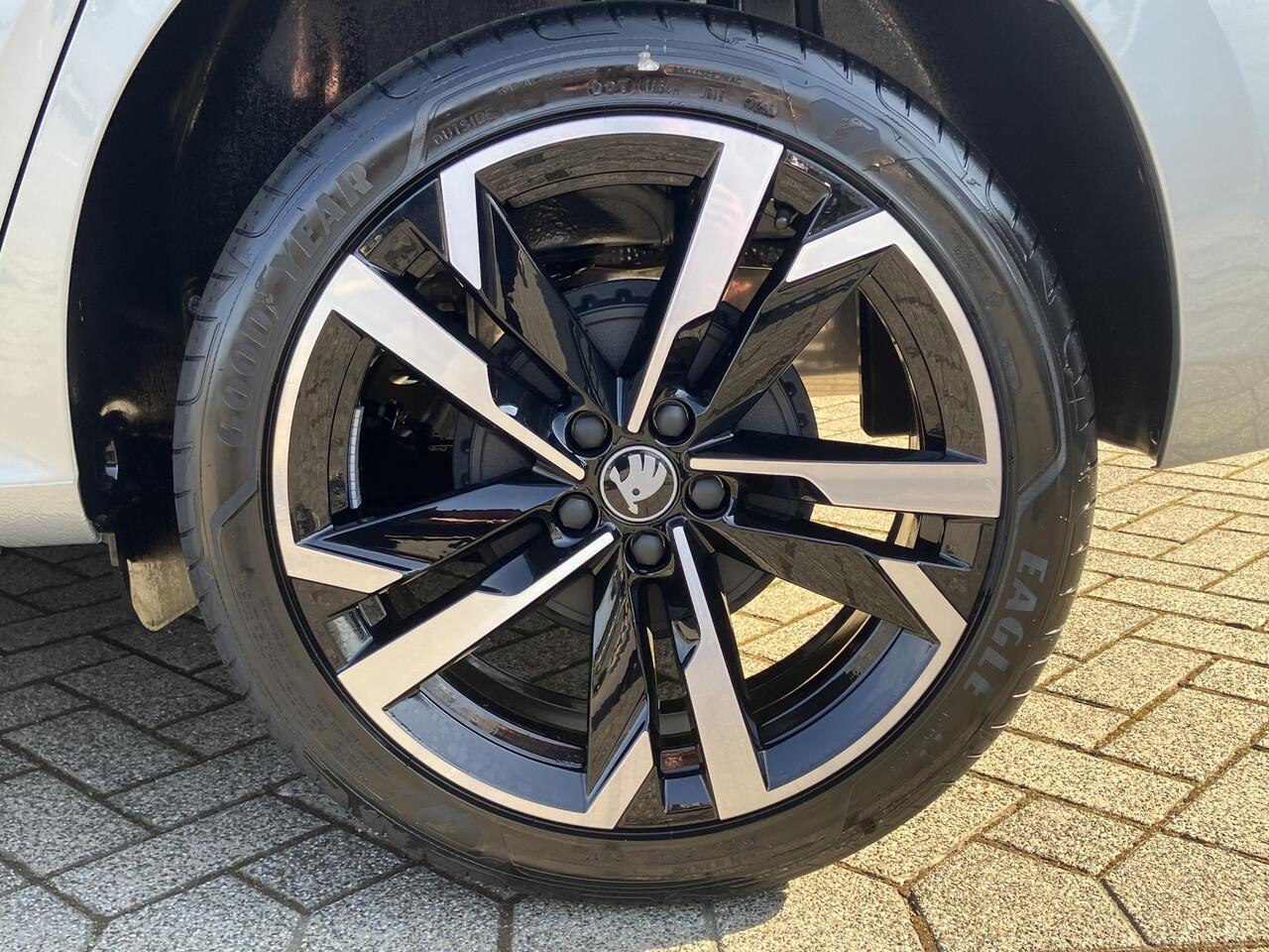 Skoda Kamiq Monte Carlo 1.0 TSI 115 PK | Winterpakket | 18" Lichtmetalen velgen | Adaptieve cruise control | Zwart dak |