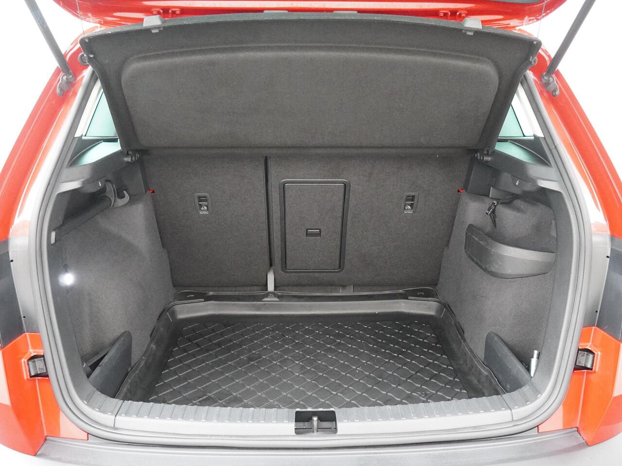 Skoda Karoq 1.5 TSI ACT Style Business Automaat - Navigatie - Stoelverwarming - Trekhaak - LED koplampen