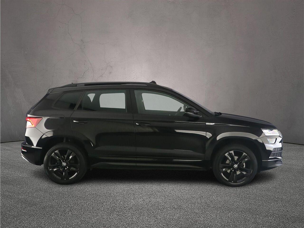 Skoda Karoq Sportline Business 1.5 TSI 150pk DSG Automaat Trekhaak, Panoramadak, Achteruitrijcamera, Adaptive cruise control, Navigatie, Elektrische achterklep