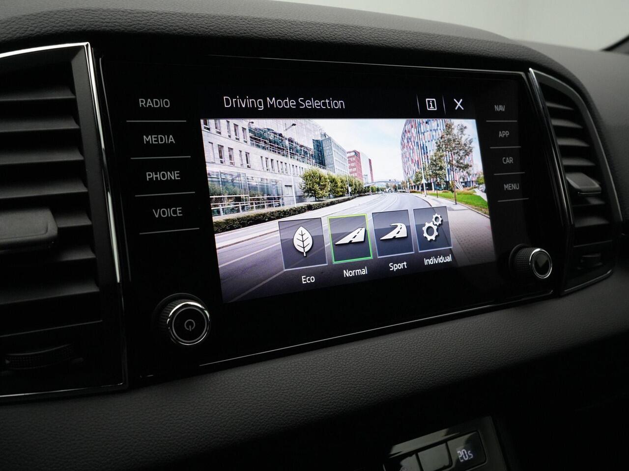 Skoda Karoq 1.5 TSI ACT 150 pk DSG Sportline Business | Achteruitrijcamera | Adaptive Cruise | Keyless Entry | 18 inch