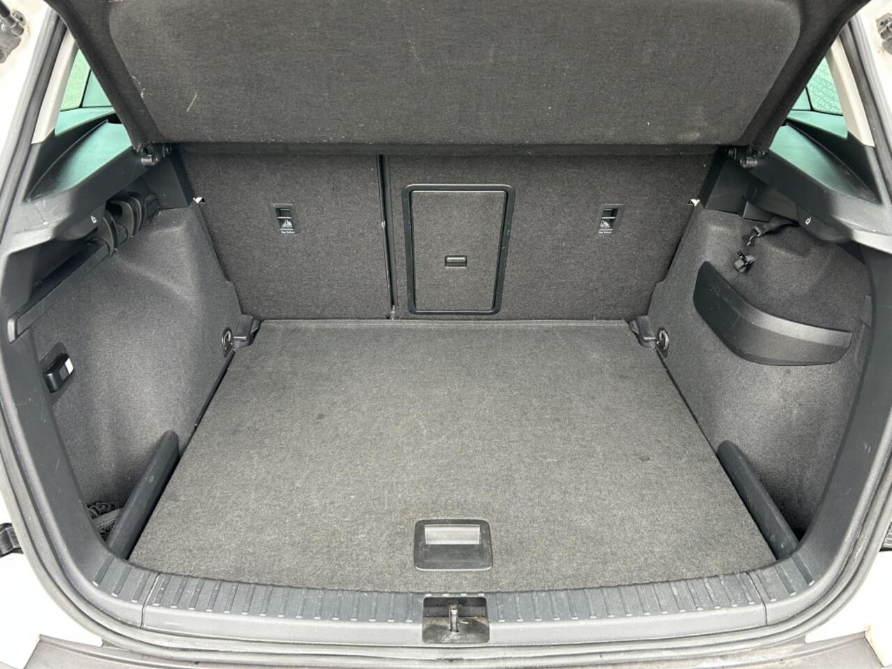 Skoda Karoq 1.0 TSI Style Bus. NAV CAMERA CARPLAY LED.