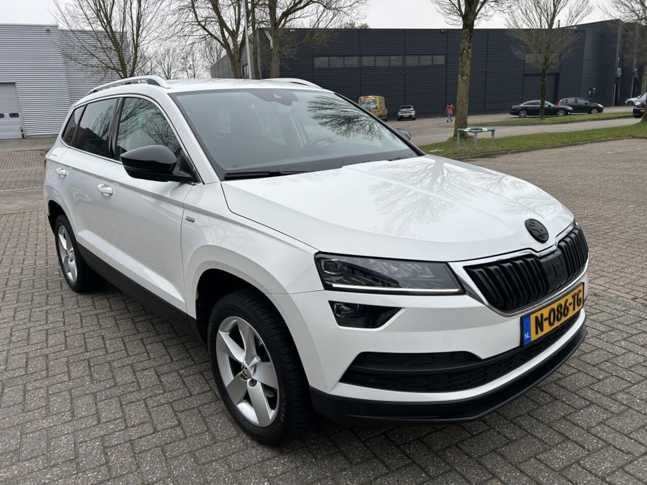 Skoda Karoq 1.0 TSI Style Bus. NAV CAMERA CARPLAY LED.