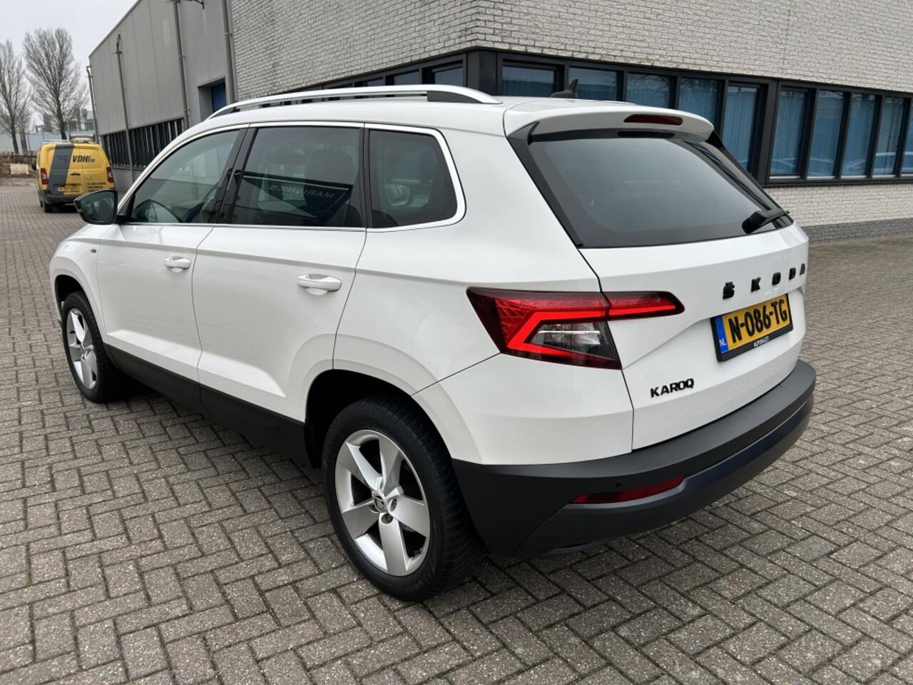 Skoda Karoq 1.0 TSI Style Bus. NAV CAMERA CARPLAY LED.