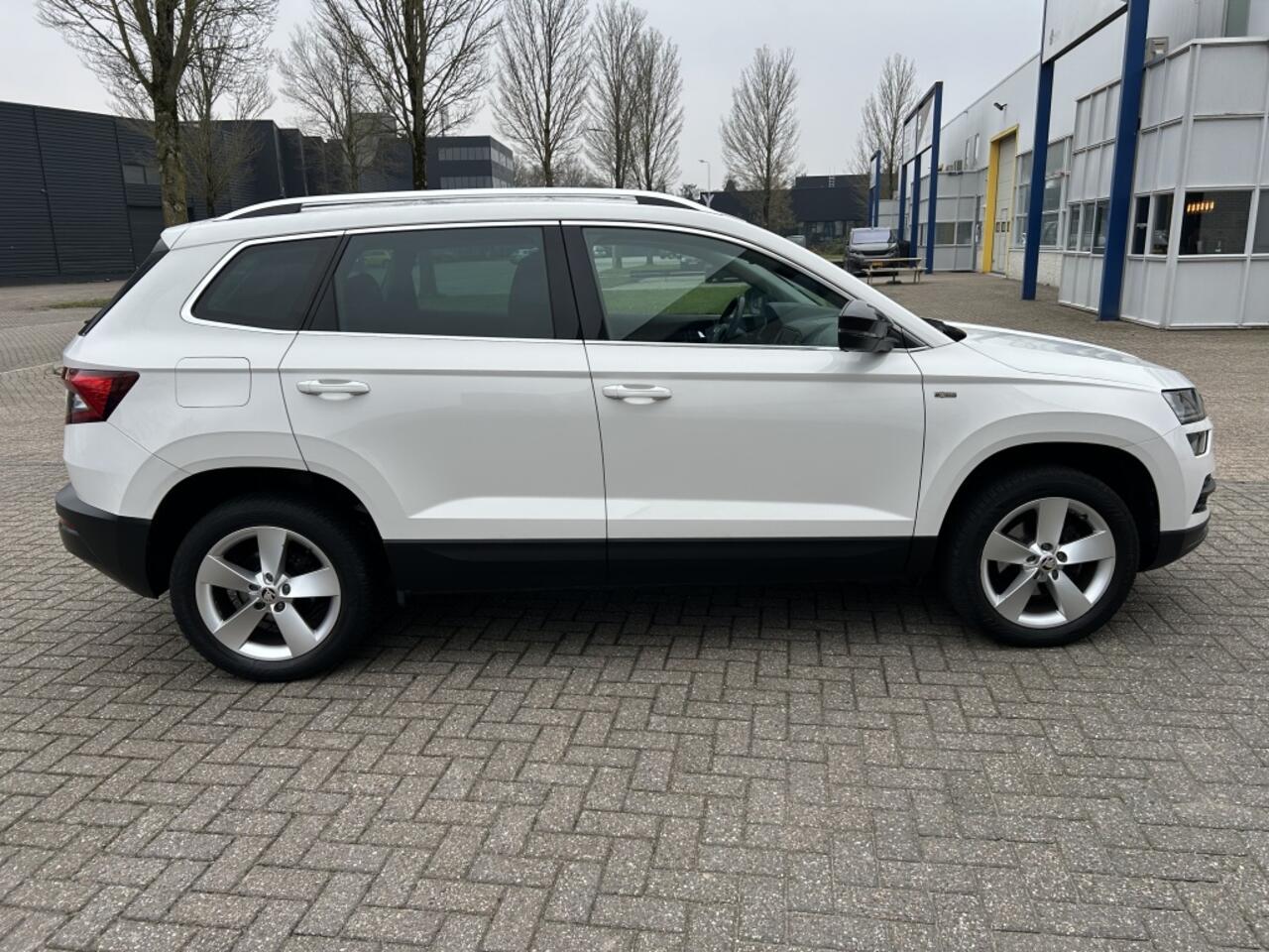 Skoda Karoq 1.0 TSI Style Bus. NAV CAMERA CARPLAY LED.