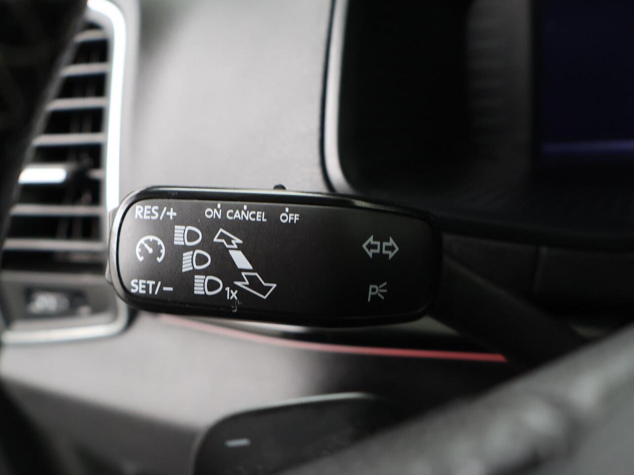 Skoda Karoq 1.5 TSI ACT Sportline Business | 150 PK | Automaat | Navigatiesysteem | Sportstoelen | 18" LM velgen |