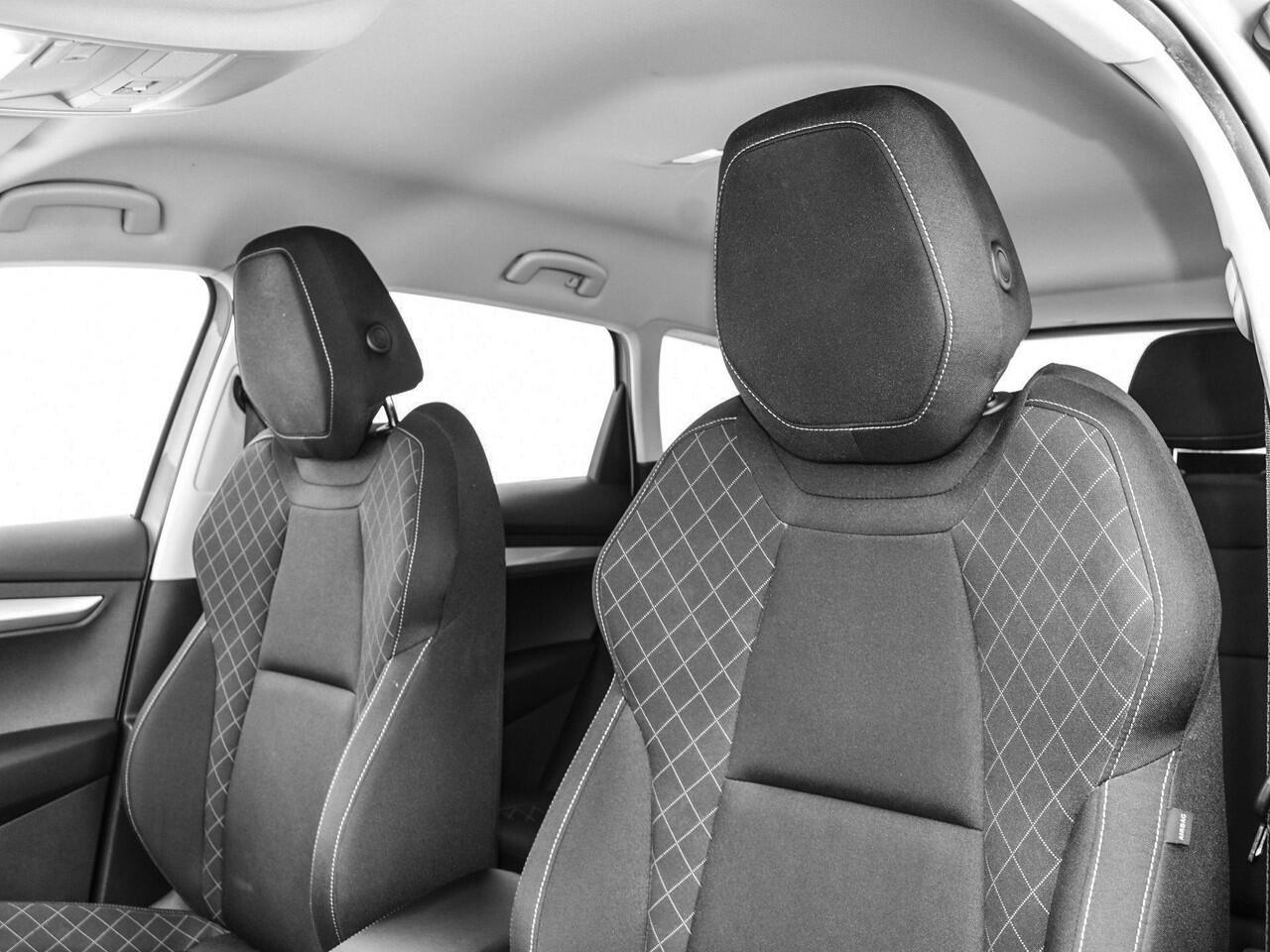 Skoda Karoq 1.5 TSI 150pk DSG ACT Business Edition · Camera · Apple/Android Car Play · Navigatie · P-Sensoren · Dodehoek Detectie · Stoel & Stuurverwarming · 16'' Inch ·