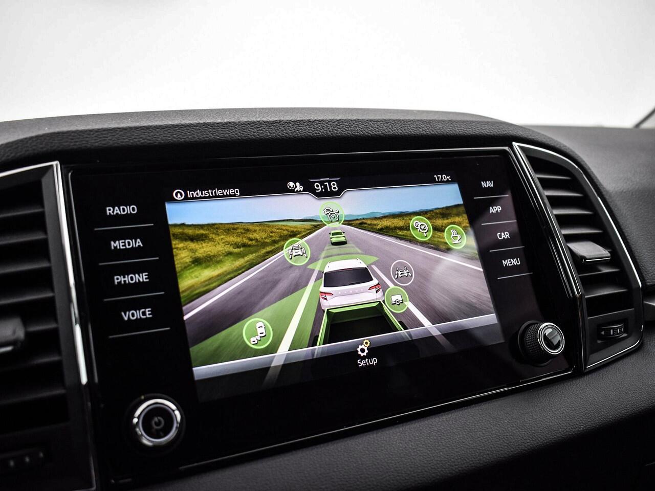 Skoda Karoq 1.5 TSI 150pk DSG ACT Business Edition · Camera · Apple/Android Car Play · Navigatie · P-Sensoren · Dodehoek Detectie · Stoel & Stuurverwarming · 16'' Inch ·