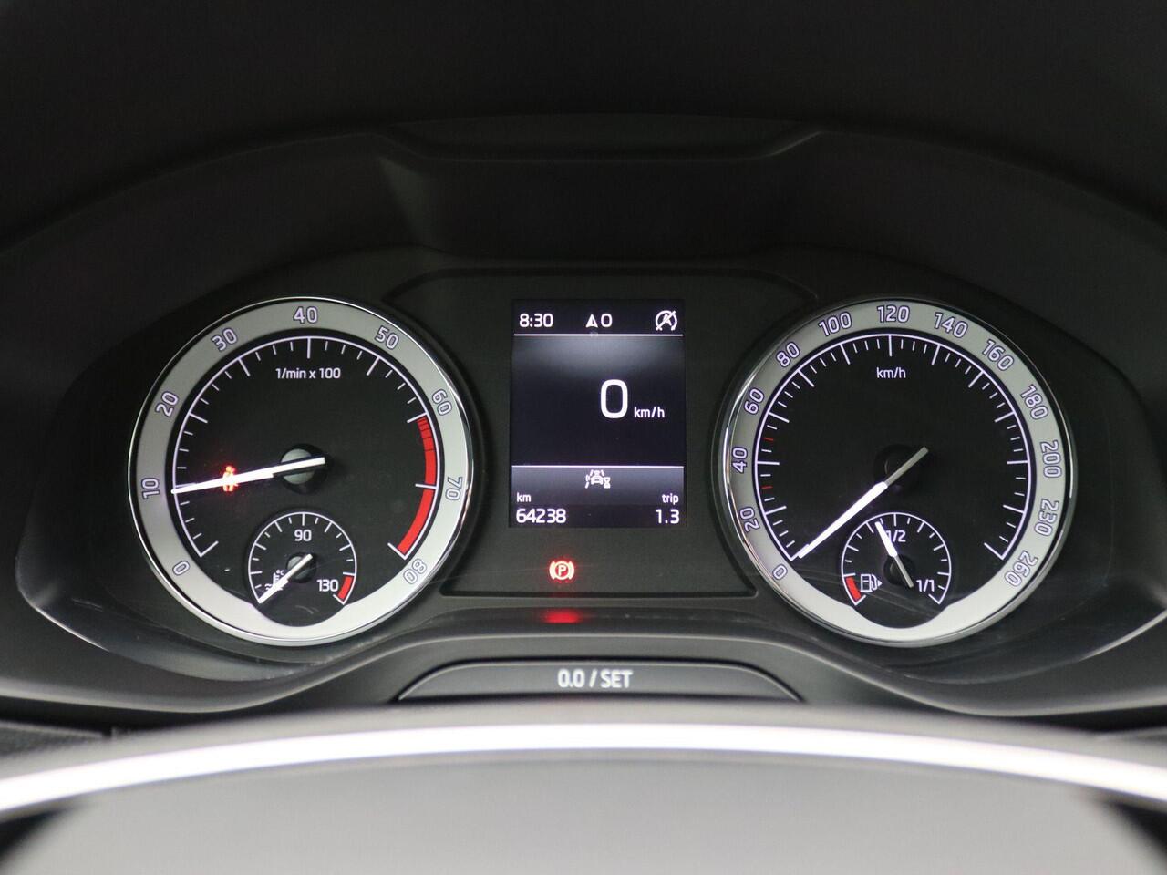 Skoda Karoq 1.0 TSI Business Edition Plus 115PK Achteruitrijcamera, Keyless, Cruise Controle, Navi, Clima, Trekhaak, 17" LM Velgen