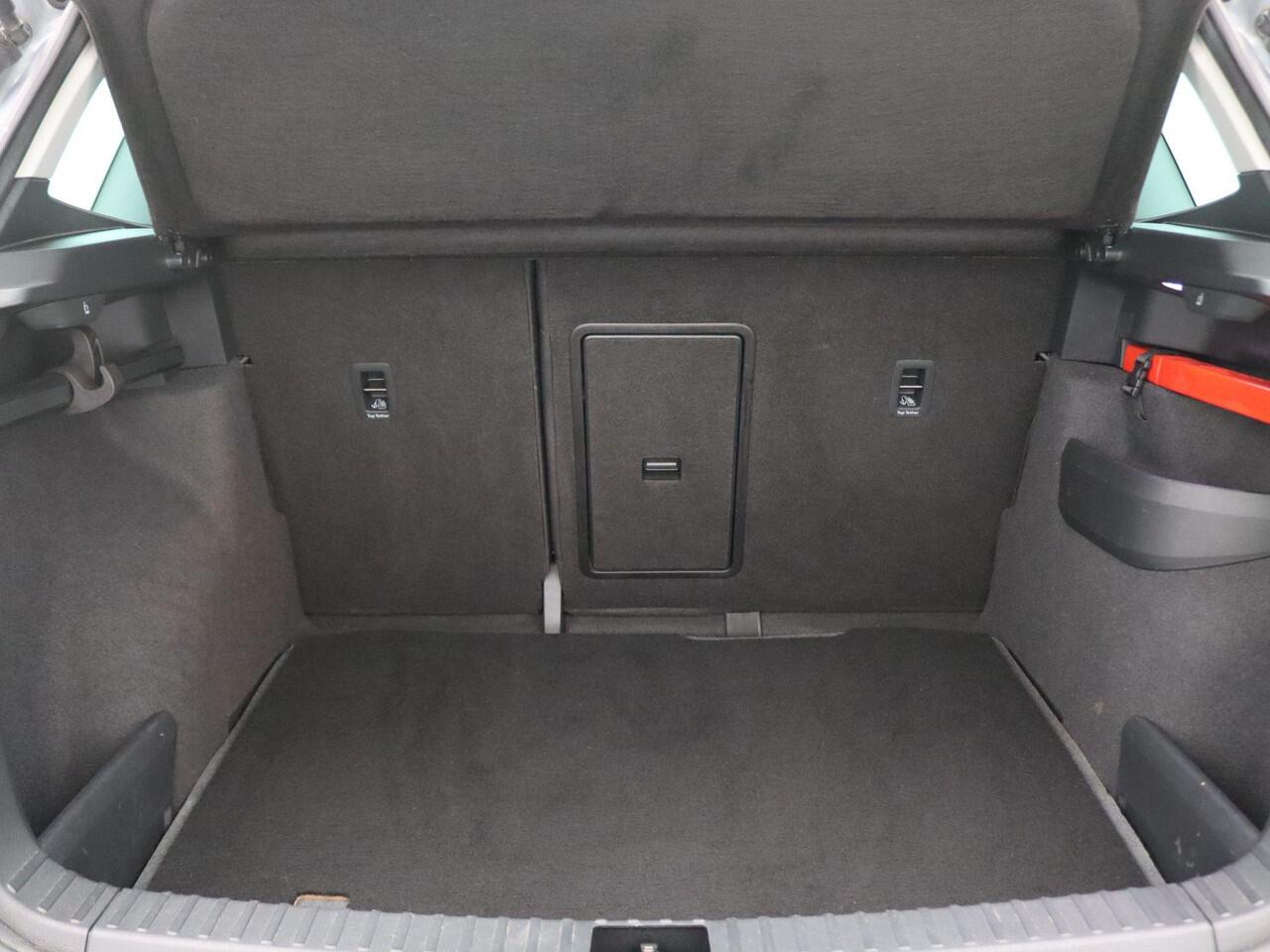 Skoda Karoq 1.0 TSI Business Edition Plus 115PK Achteruitrijcamera, Keyless, Cruise Controle, Navi, Clima, Trekhaak, 17" LM Velgen