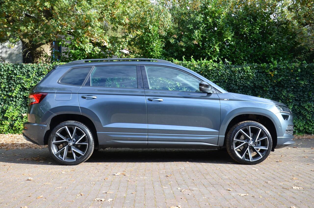 Skoda Karoq 1.5 TSI ACT Sportline Business Automaat/Led/Pdc/Ecc/Navi/Virtual Cockpit/Cruise control adaptief/Privacy-Glass/Achteruitrijcamera/Stoelverwarming/19-Inch Lmv/Trekhaak-Wegklapbaar