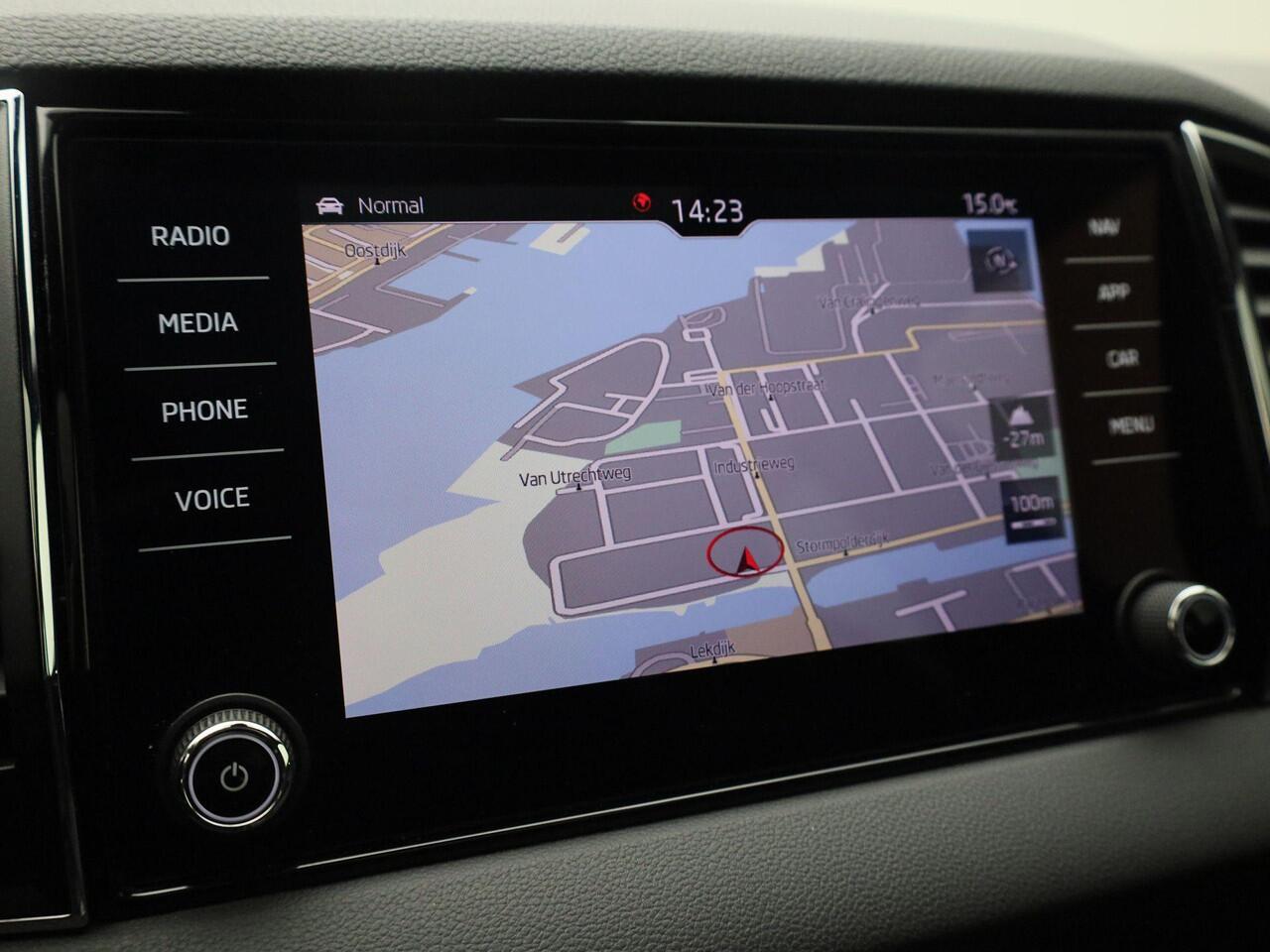 Skoda Karoq 1.5TSI/150pPK Sportline Business DSG · Panoramadak · Camera · Trekhaak · Apple/Android Car Play