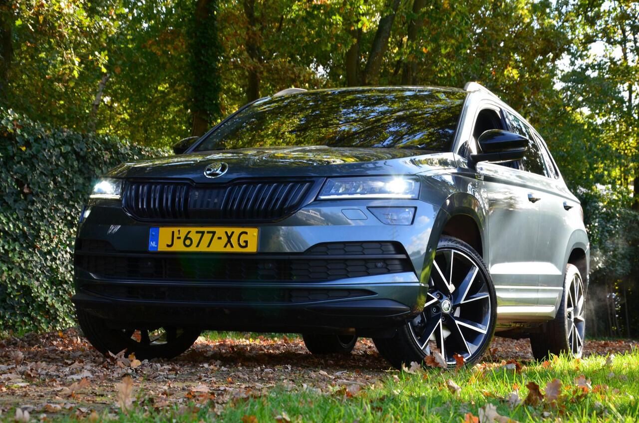 Skoda Karoq 1.5 TSI ACT Sportline Business Automaat/Led/Pdc/Ecc/Navi/Virtual Cockpit/Cruise control adaptief/Privacy-Glass/Achteruitrijcamera/Stoelverwarming/19-Inch Lmv/Trekhaak-Wegklapbaar