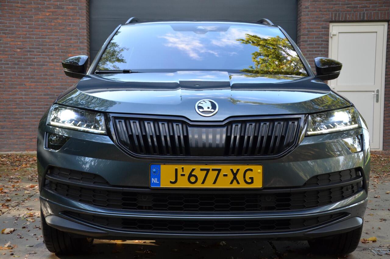 Skoda Karoq 1.5 TSI ACT Sportline Business Automaat/Led/Pdc/Ecc/Navi/Virtual Cockpit/Cruise control adaptief/Privacy-Glass/Achteruitrijcamera/Stoelverwarming/19-Inch Lmv/Trekhaak-Wegklapbaar