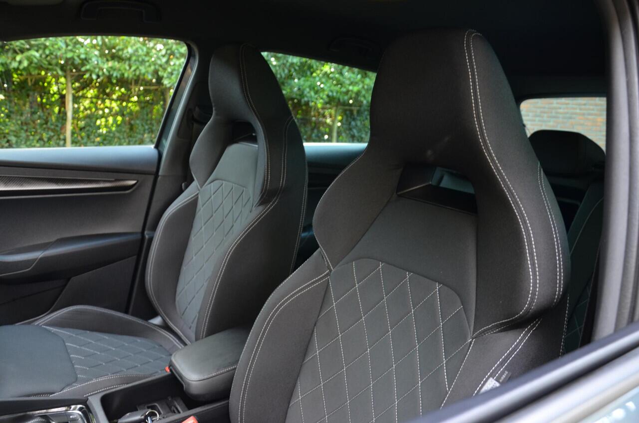 Skoda Karoq 1.5 TSI ACT Sportline Business Automaat/Led/Pdc/Ecc/Navi/Virtual Cockpit/Cruise control adaptief/Privacy-Glass/Achteruitrijcamera/Stoelverwarming/19-Inch Lmv/Trekhaak-Wegklapbaar