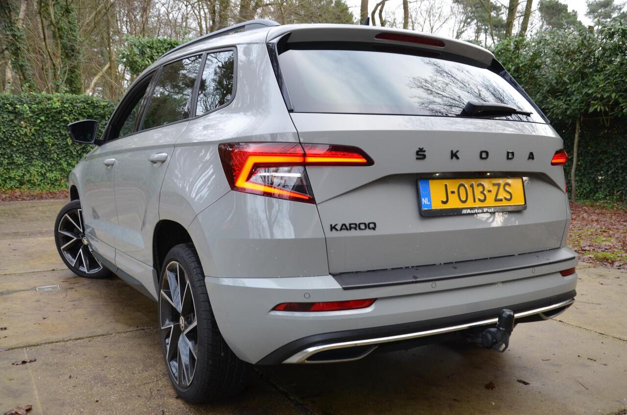 Skoda Karoq 1.5 TSI ACT Sportline Business Automaat/Navi/Audio installatie premium/Led/Pdc/Ecc/Stuur&Stoelverwarming/Virtual Cockpit/Achteruitrijcamera/Cr-Control adaptief/Canton/Privacy-Glass/19-Inch Lmv/Trekhaak wegklapbaar