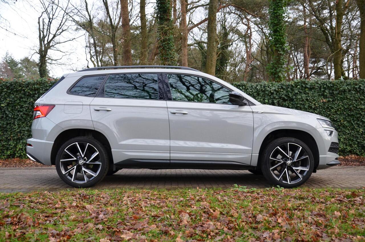 Skoda Karoq 1.5 TSI ACT Sportline Business Automaat/Navi/Audio installatie premium/Led/Pdc/Ecc/Stuur&Stoelverwarming/Virtual Cockpit/Achteruitrijcamera/Cr-Control adaptief/Canton/Privacy-Glass/19-Inch Lmv/Trekhaak wegklapbaar