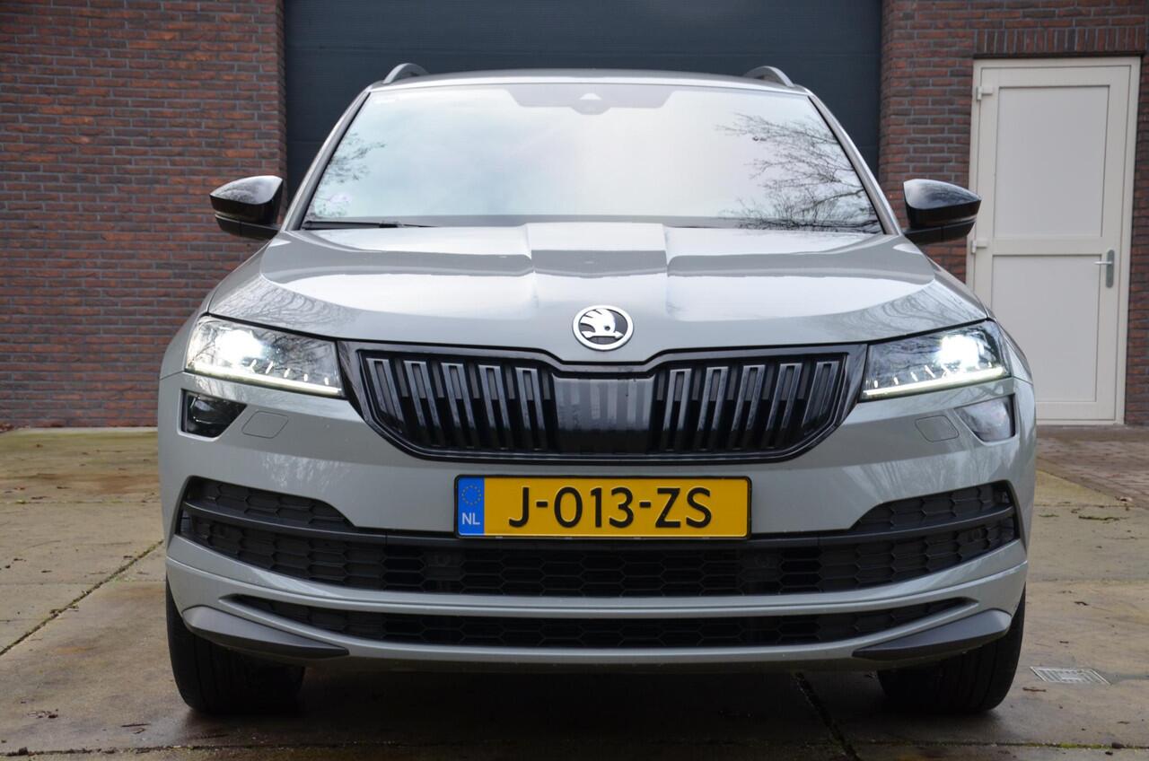 Skoda Karoq 1.5 TSI ACT Sportline Business Automaat/Navi/Audio installatie premium/Led/Pdc/Ecc/Stuur&Stoelverwarming/Virtual Cockpit/Achteruitrijcamera/Cr-Control adaptief/Canton/Privacy-Glass/19-Inch Lmv/Trekhaak wegklapbaar